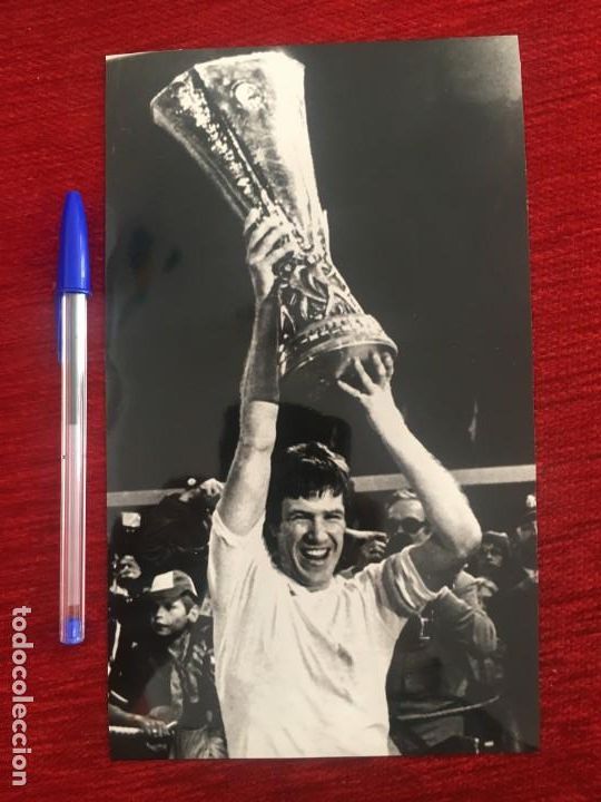Coleccionismo deportivo: F6724 FOTO FOTOGRAFIA ORIGINAL DE PRENSA EMLYN HUGHES LIVERPOOL FINAL CAMPEON UEFA CUP (19-5-1976)