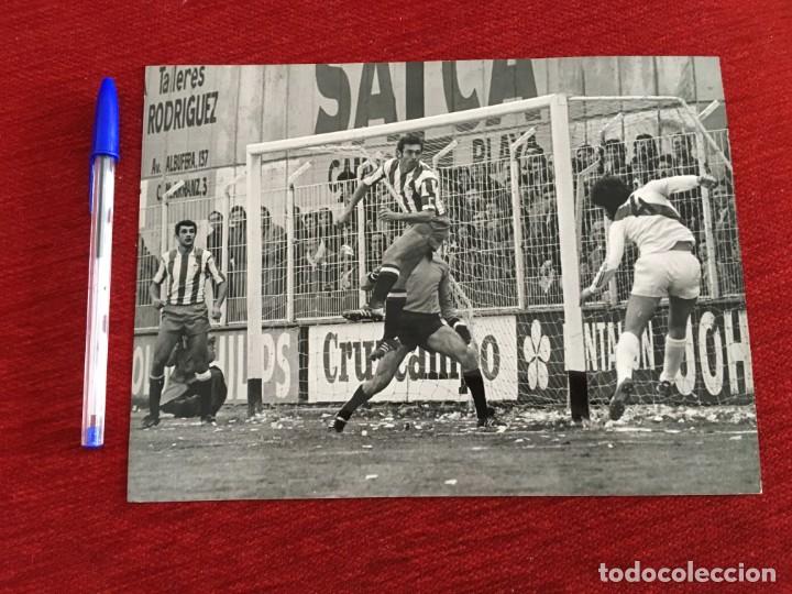 Coleccionismo deportivo: F6912 FOTO FOTOGRAFIA ORIGINAL PRENSA QUINI ENRIQUE CASTRO RAYO VALLECANO SPORTING GIJON(26-2-1979)