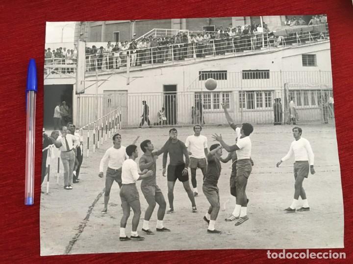 Coleccionismo deportivo: FF181 GRAN FOTO FOTOGRAFIA ORIGINAL DE PRENSA JUGANDO AL BALONCESTO PLANTILLA REAL MADRID(12-8-1970)