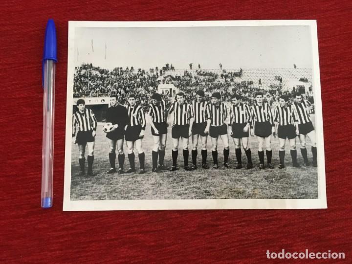 Coleccionismo deportivo: F8039 FOTO FOTOGRAFIA ORIGINAL PRENSA PARTIZAN BELGRADO ONCE ALINEACION CAMPEONES YUGOSLAVIA