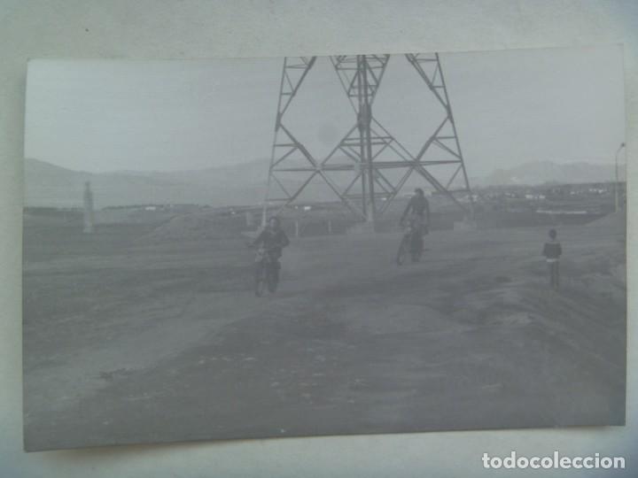Coleccionismo deportivo: MOTOCICLISMO : FOTO DE MOTICICLISTAS EN MOTO POR EL CAMPO, TRIAL