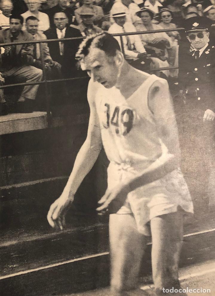 Coleccionismo deportivo: Corredor James Henry Peters desfallece en marat&oacute;n de Vancouver. P&aacute;gina de revista 1954. 27 x 36 cm.