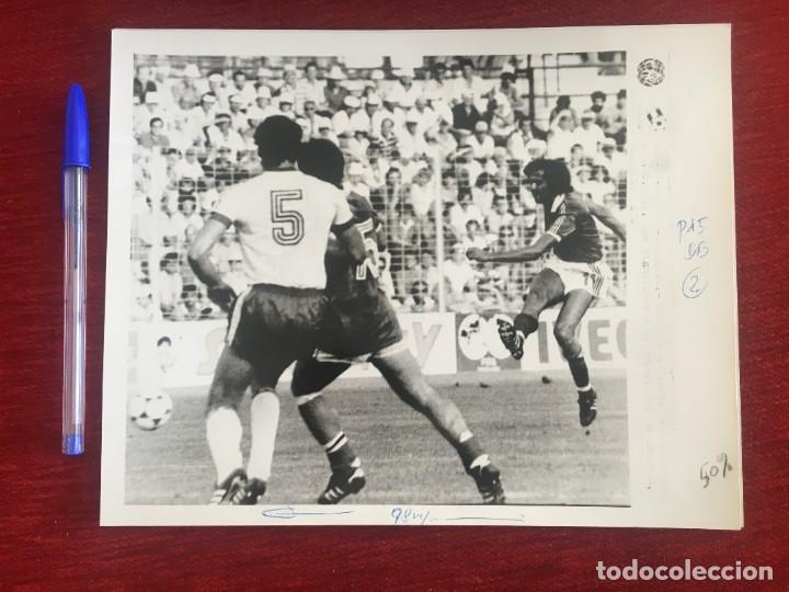 Coleccionismo deportivo: F8397 FOTO FOTOGRAFIA ORIGINAL DE PRENSA FRANCIA AUSTRIA MUNDIAL ESPA&Ntilde;A (28-6-1982) GIRARD