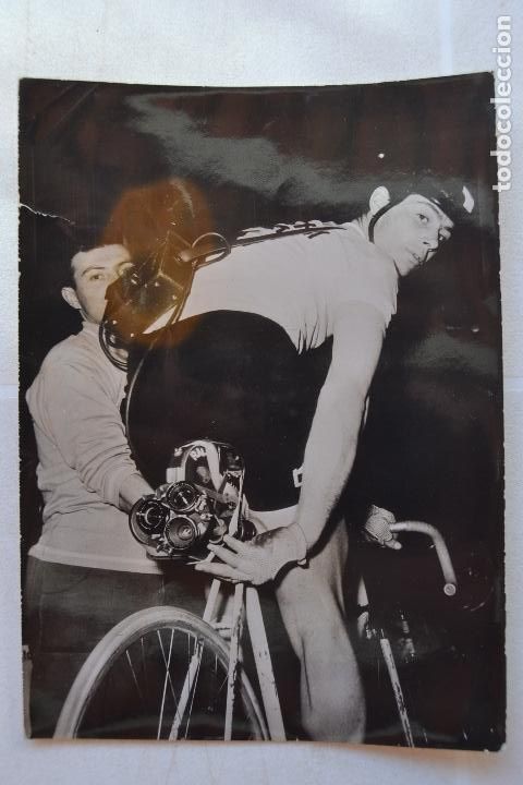 Coleccionismo deportivo: CICLISMO FOTOGRAFIA DE PRENSA CICLISTA LLEVA EN SU SILLA UNA CAMERA DE TELEVISION RARO