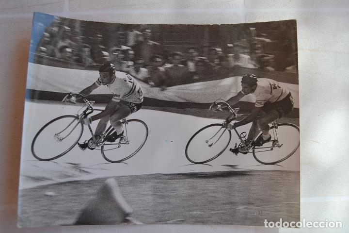 Coleccionismo deportivo: CICLISMO FOTOGRAFIA DE PRENSA POLELET Y OUTRO AGENCIA TORREMOCHA RARO