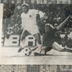 Coleccionismo deportivo: ANTIGUA FOTOGRAFIA VALENCIA REAL MADRID 1 NOVIEMBRE 1975 CLARAMUNT NETZER. Lote 210277817