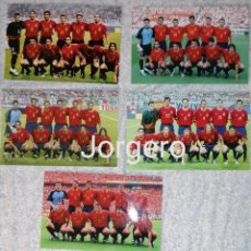 Coleccionismo deportivo: SELECCIÓN ESPAÑOLA DE FÚTBOL. LOTE 5 FOTOS ALINEACIONES EN EL MUNDIAL 2002 DE COREA SUR-JAPÓN. Lote 346262498