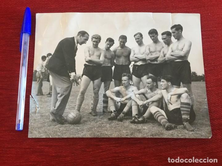 Coleccionismo deportivo: F9556 FOTO FOTOGRAFIA ORIGINAL DE PRENSA MANAGER TED PENTON JUGADORES WEST HAM INGLATERRA