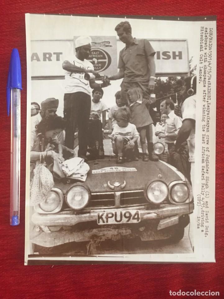 Coleccionismo deportivo: F9799 FOTO FOTOGRAFIA RALLY SAFARI KENIA (15-4-1974)JOGINDER SINGH DAVID DOIG MITSUBISHI COLT LANCER
