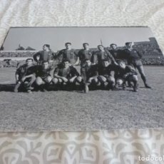 Coleccionismo deportivo: FOTO MATE (15 X 20) F.C.BARCELONA-ESPAÑOL-AMISTOSO BENÉFICO EN MONTJUICH 1956-BARÇA-