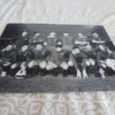 Coleccionismo deportivo: FOTO MATE (15 X 20) F.C.BARCELONA-ESPAÑOL COPA FERIAS IDA 1965-66 BARÇA 1 ESPAÑOL 0 CAMP NOU