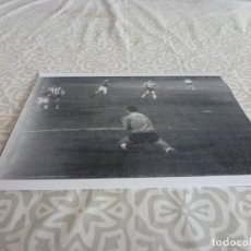 Coleccionismo deportivo: FOTO MATE (10 X 15) LIGA 64-65 ESPAÑOL 2 CORDOBA 4 ( REINA )