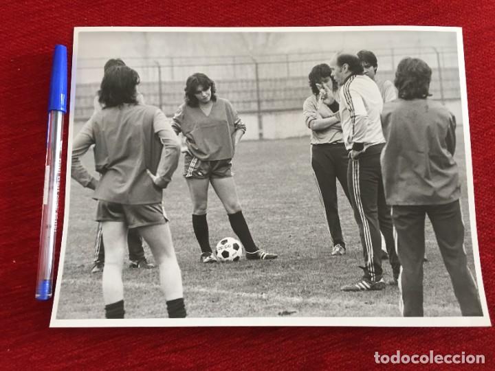 Sports collectibles: F10330 FOTO FOTOGRAFIA ORIGINAL DE PRENSA ENTRENAMIENTO FUTBOL FEMENINO ESPA&Ntilde;A TEODORO NIETO
