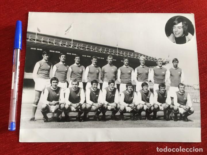 Coleccionismo deportivo: F10340 FOTO FOTOGRAFIA ORIGINAL DE PRENSA PLANTILLA ARSENAL (20-3-1970) FINAL COPA FERIAS AJAX