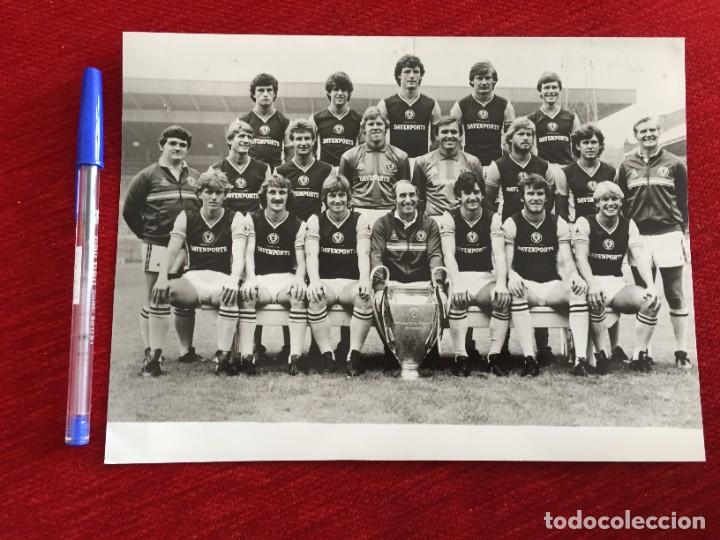 Coleccionismo deportivo: F10348 FOTO FOTOGRAFIA ORIGINAL DE PRENSA PLANTILLA ASTON VILLA CAMPEON COPA EUROPA 1982