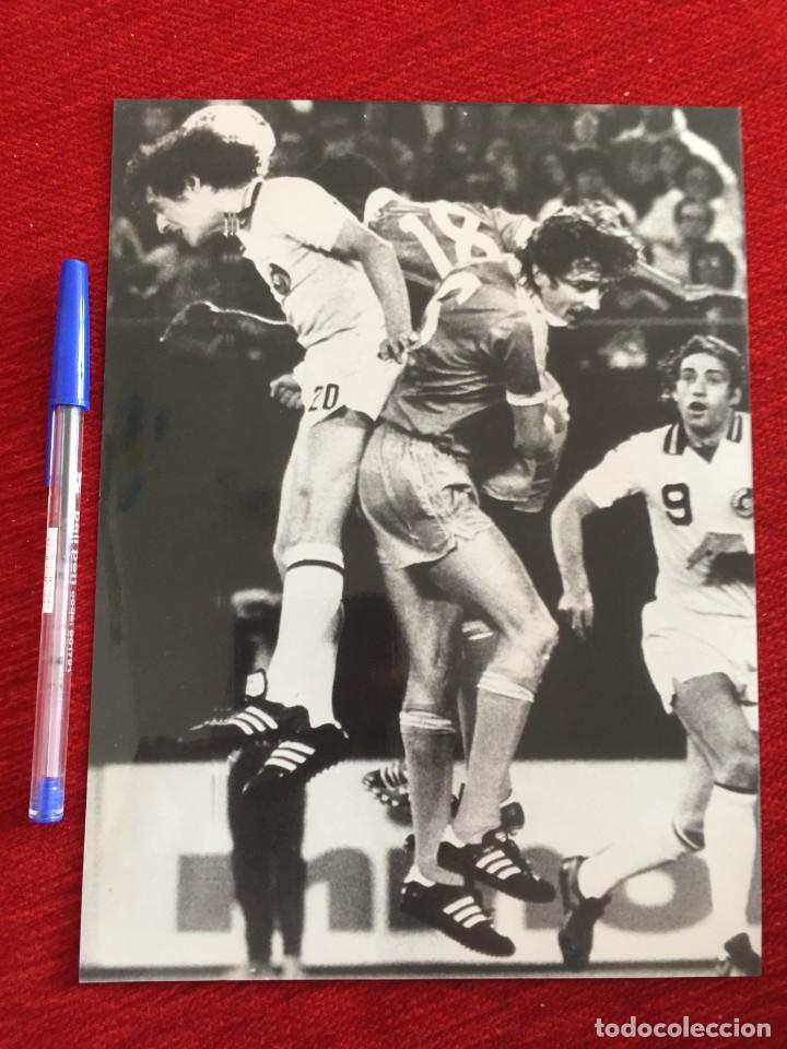 Collezionismo sportivo: F10354 FOTO FOTOGRAFIA ROGER PALMER FRANCOIS VAN DER ELST MANCHESTER CITY PAUL POWER (21-5-1980)