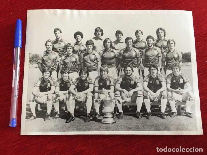 Coleccionismo deportivo: F10355 FOTO FOTOGRAFIA ORIGINAL DE PRENSA PLANTILLA WEST HAM 1980 1981 CAMPEON FA CUP