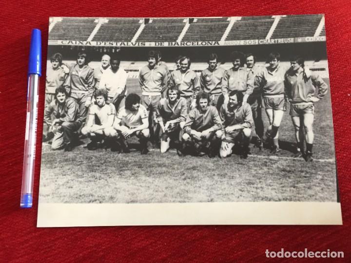 Coleccionismo deportivo: F10357 FOTO FOTOGRAFIA ORIGINAL DE PRENSA (25-3-1980) PLANTILLA INGLATERRA EN EL NOU CAMP