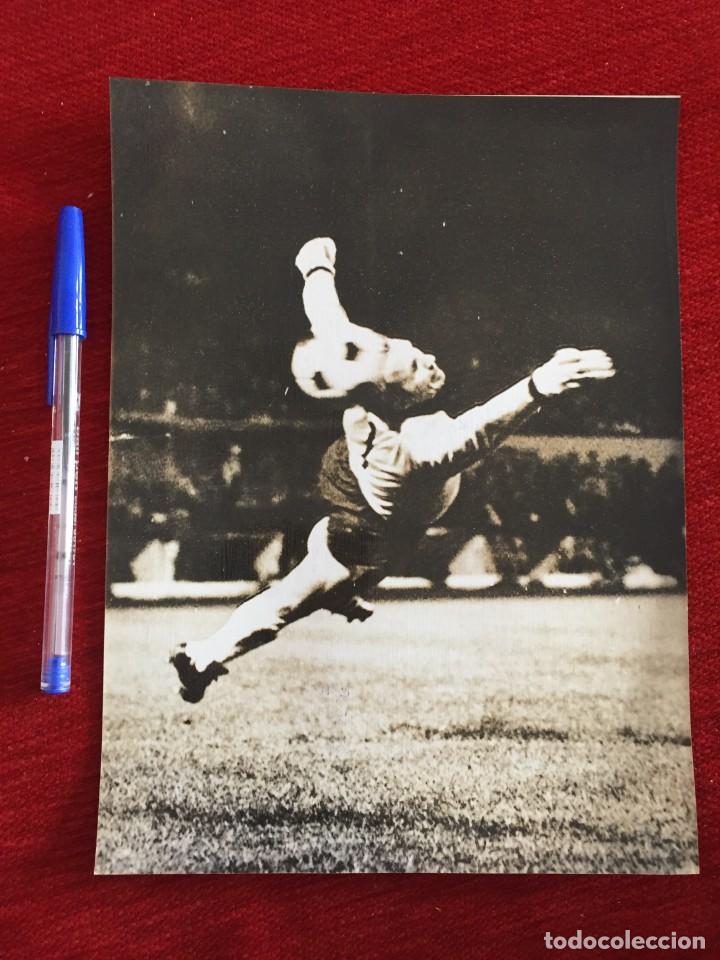 Sports collectibles: F10388 FOTOGRAFIA (12-5-1976) FINAL COPA EUROPA BAYERN MUNCHEN SAINT ETIENNE CURKOVIC GOL Franz Roth