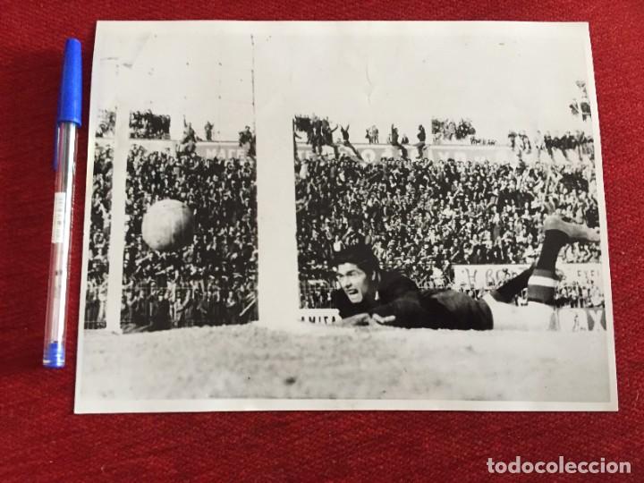 Colecionismo desportivo: F11009 FOTO FOTOGRAFIA ORIGINAL DE PRENSA GRECIA B ESPA&Ntilde;A B (27-10-1970) VICENTE EN ATENAS