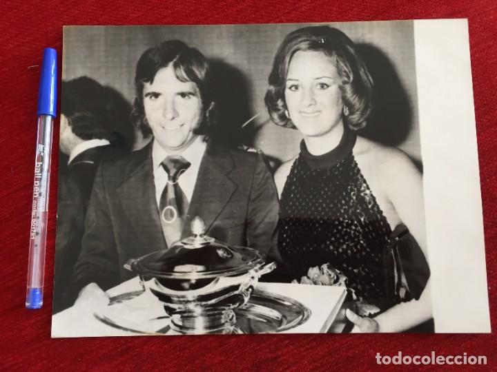 Coleccionismo deportivo: F11330 FOTO FOTOGRAFIA ORIGINAL DE PRENSA EMERSON FITTIPALDI Y SU MUJER FORMULA 1 F1 FERRARI MCLAREN