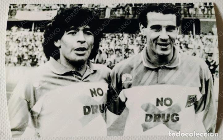 Coleccionismo deportivo: FOTOGRAFIA 10X15 MARADONA-JULIO ALBERTO ( NO DRUGS) - PARTIDO CONTRA LAS DROGAS