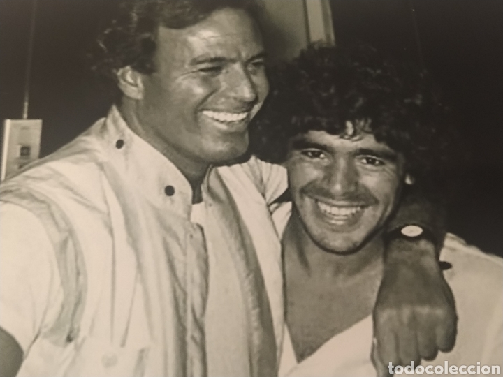 Coleccionismo deportivo: Maradona / Julio Iglesias - Foto 2