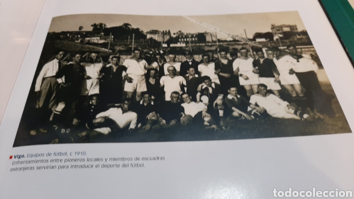 Sports collectibles: F&Uacute;TBOL VIGO.1910 L&Aacute;MINA recort&eacute; DE LIBRO MODERNO
