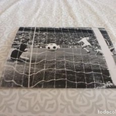 Coleccionismo deportivo: FOTO MATE (11 X 15) 1969 R.MADRID-ATH.CLUB BILBAO- IRIBAR
