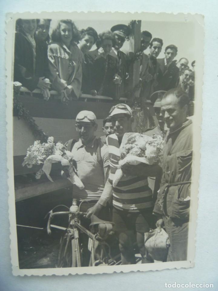 Coleccionismo deportivo: CICLISMO : FOTO DE CICLISTAS GANADORES, PREMIADOS CON RAMOS DE FLORES, ETC
