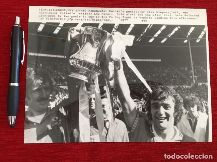 Coleccionismo deportivo: F12232 FOTO FOTOGRAFIA ORIGINAL MANCHESTER UNITED LIVERPOOL FA (21-5-1977) ALEX STEPNEY LOU MACARI