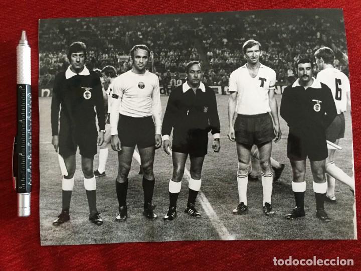Coleccionismo deportivo: F12860 FOTO FOTOGRAFIA ORIGINAL Pajomow TORPEDO MOSCU 1-0 VASAS BUDAPEST (20-8-1975) CAPITANES
