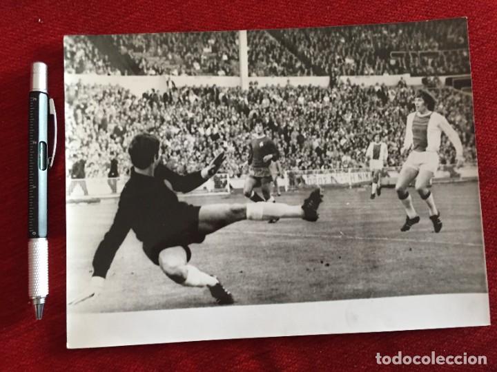 Sammelleidenschaft Sport: F14058 FOTO FOTOGRAFIA ORIGINAL DE PRENSA FINAL COPA EUROPA 1971 GOL VAN DICK AJAX PANATHINAIKOS