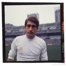 Coleccionismo deportivo: VELÁZQUEZ - JUGADOR DEL REAL MADRID. 1975 APROX. DIAPOSITIVA COLOR 6X6 CM.. Lote 246938925