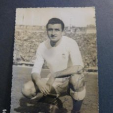 Coleccionismo deportivo: MIGUEL MUÑOZ JUGADOR REAL MADRID 1954 FOTOGRAFIA DEDICADA Y FIRMADA AL JUGADOR LUIS OLASO. Lote 248449235