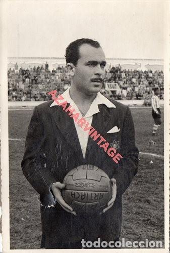 Sports collectibles: A&Ntilde;OS 50, ANTIGUA FOTOGRAFIA DE UN ARBITRO DE FUTBOL, BALON ARTIACH, 118X178MM