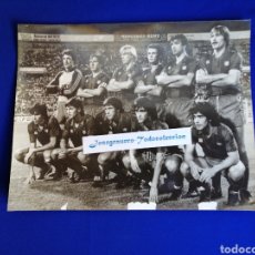 Coleccionismo deportivo: FUTBOL CLUB BARCELONA MARADONA FOTO A PIE DE CAMPO AUTOR JOSÉ MARIA VILAPLANA FOTO ÚNICA