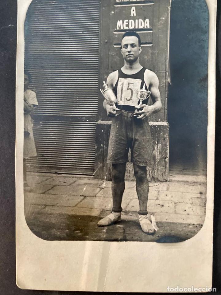 Collectionnisme sportif: CABALLERO A MEDIDA - ORIGINAL FOTO (TARJETA POSTAL) ATLETA POSANDO CON TROFEOS - A&Ntilde;OS 1920