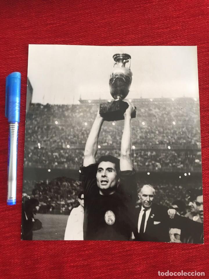 Sammelleidenschaft Sport: F14383 FOTO FOTOGRAFIA ORIGINAL FERRAN OLIVELLA CAMPEON EUROCOPA ESPA&Ntilde;A 2-1 URSS UNION SOVIETICA