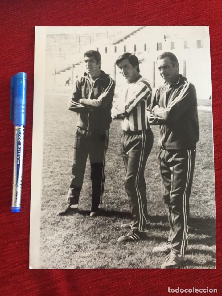 Sports collectibles: F14953 FOTO FOTOGRAFIA ORIGINAL GARCIA TRAID ENTRENADOR BETIS (17-4-1979) ESTEBAN ARETA ROGELIO