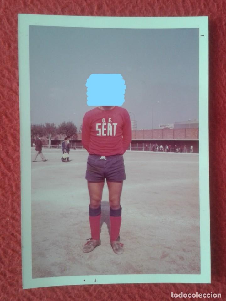 Coleccionismo deportivo: ANTIGUA FOTO PHOTO JUGADOR DE F&Uacute;TBOL G. E. SEAT PLANTA DE MARTORELL ?? FOOTBALL SPANISH PLAYER COCHE