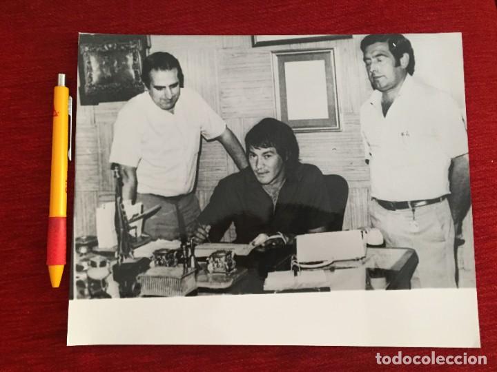 Coleccionismo deportivo: F15253 FOTO FOTOGRAFIA ORIGINAL DE PRENSA CARLOS DIARTE (9-8-1980) REAL BETIS FIRMA CONTRATO
