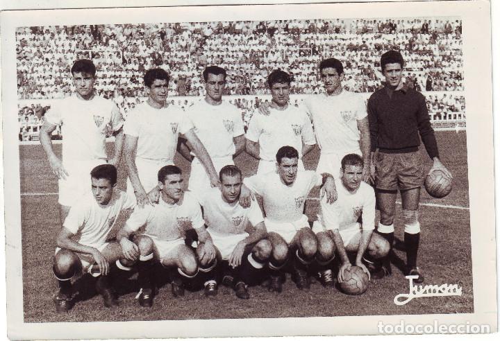 Coleccionismo deportivo: FORMACI&Oacute;N DEL SEVILLA EN EL CARRANZA - Foto 1