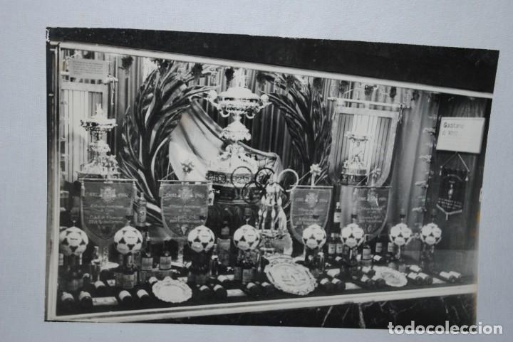 Collezionismo sportivo: FOTO DEL TROFEO RAMON DE CARRANZA 1980 , EN UN ESCAPARATE .