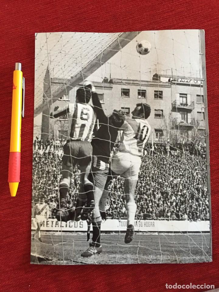 Collezionismo sportivo: F15760 FOTO FOTOGRAFIA ORIGINAL DE PRENSA IGNACIO BORDONS RAYO VALLECANO DESCONOZCO EL OTRO EQUIPO