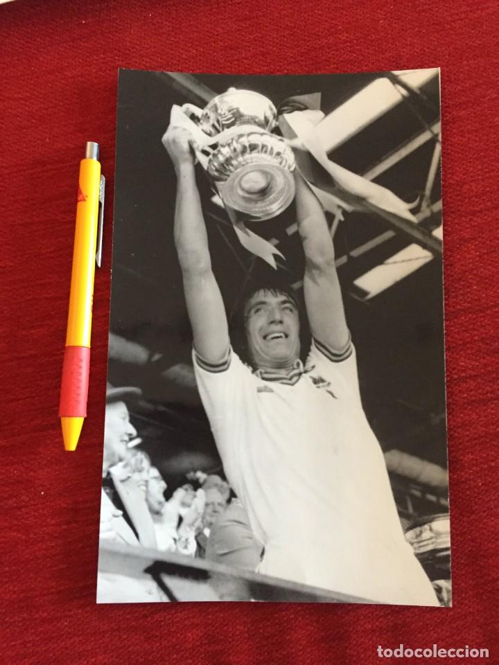 Coleccionismo deportivo: F15778 FOTO FOTOGRAFIA ORIGINAL DE PRENSA BILLY BONDS WEST HAM CAMPEON TROFEO FA CUP 1980