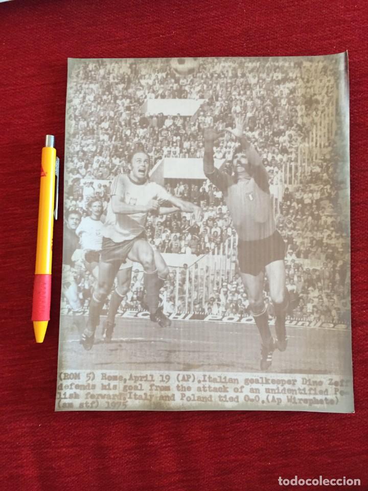 Coleccionismo deportivo: F15959 FOTO FOTOGRAFIA ORIGINAL PRENSA EUROCOPA EURO (19-4-1975) ITALIA 0-0 POLONIA DINO ZOFF