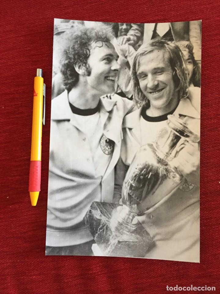 Sammelleidenschaft Sport: F16038 FOTO FOTOGRAFIA ORIGINAL DE PRENSA NETZER BECKENBAUER ALEMANIA TROFEO FINAL EUROCOPA 1972