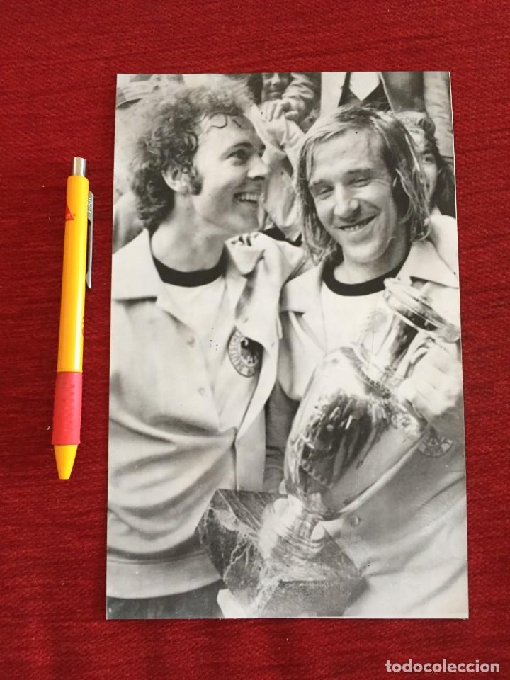 Coleccionismo deportivo: F16053 FOTO FOTOGRAFIA ORIGINAL DE PRENSA FRANZ BECKENBAUER NETZER CAMPEONES EUROCOPA 1972