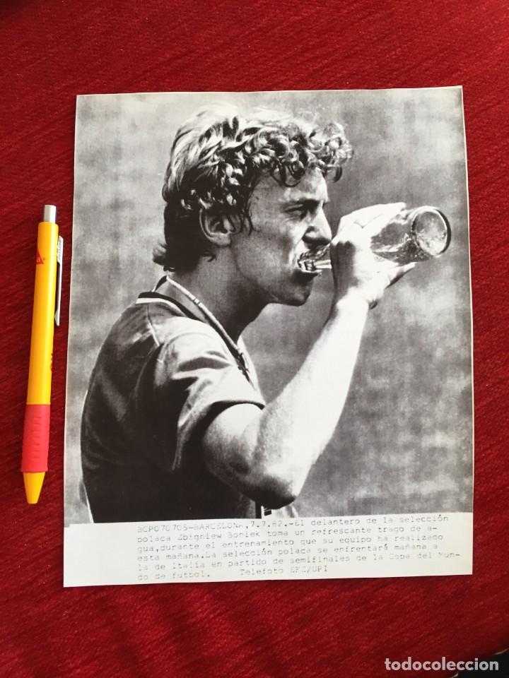 Coleccionismo deportivo: F16407 FOTOCOPIA FOTO FOTOGRAFIA DE PRENSA ZBIGNIEW BONIEK (7-7-1982) POLONIA MUNDIAL ESPA&Ntilde;A